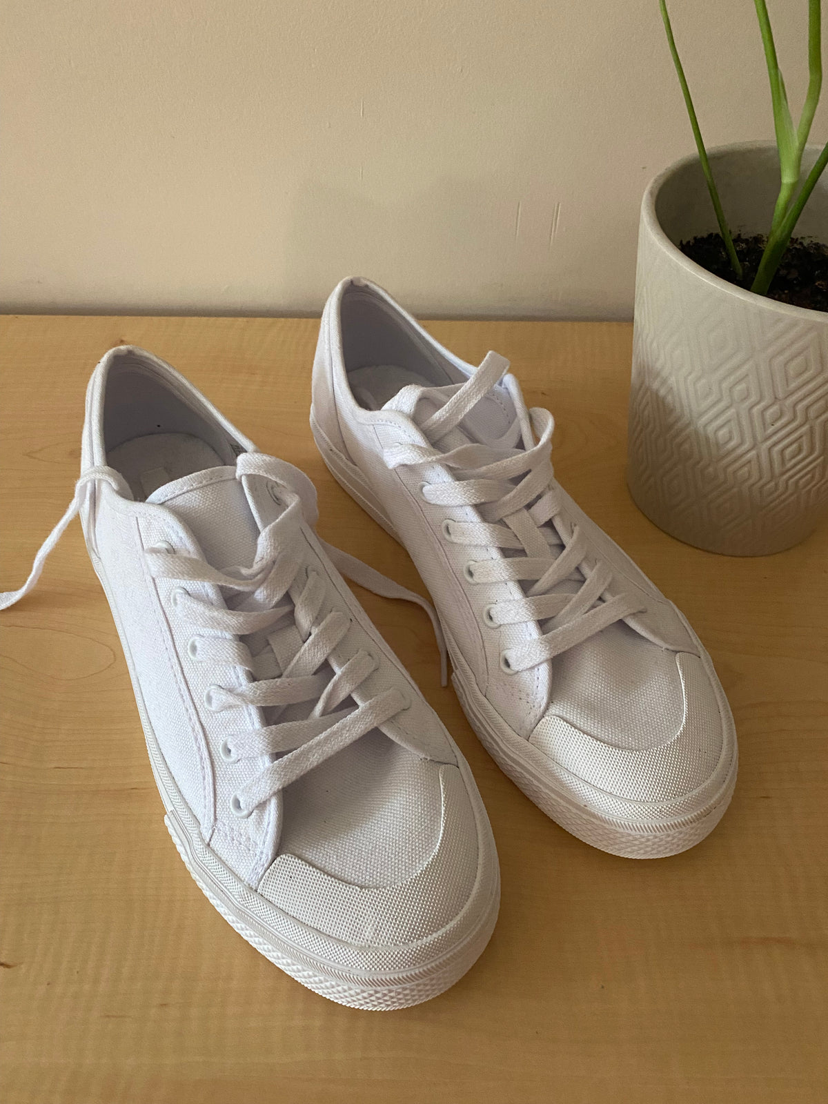 White Sneakers (Women&#39;s Size 9)