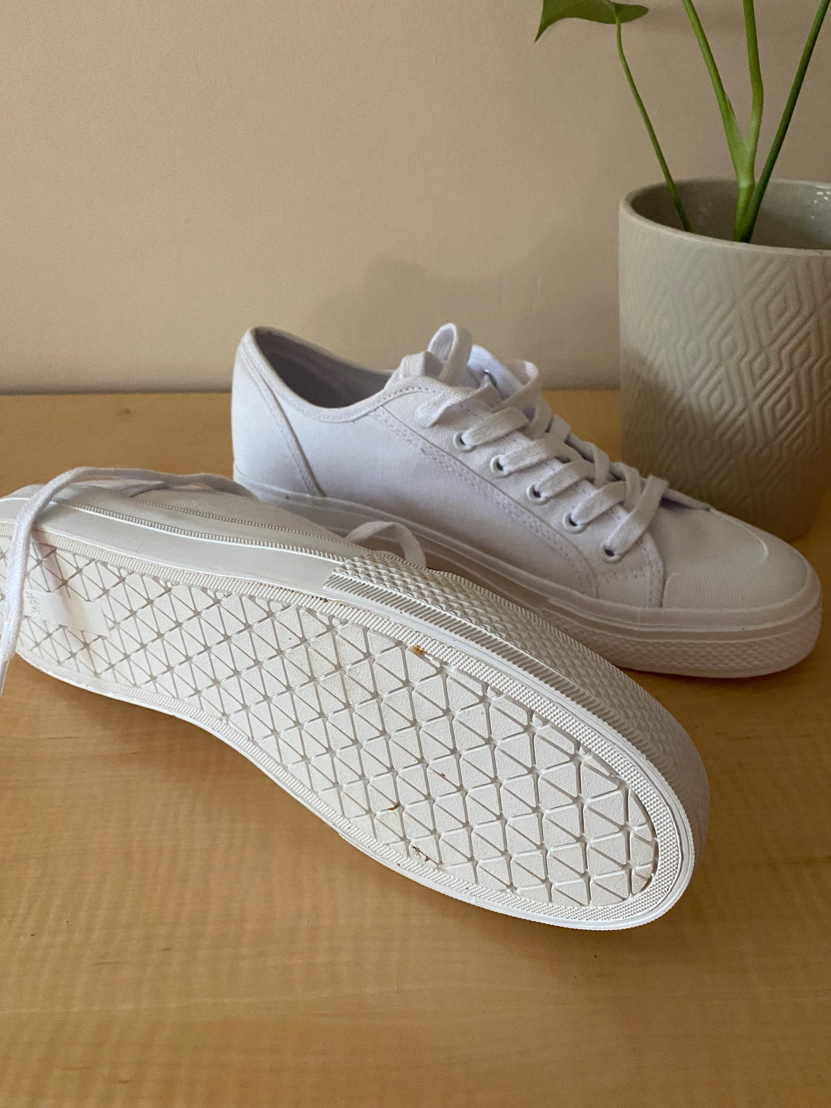 White Sneakers (Women&#39;s Size 9)